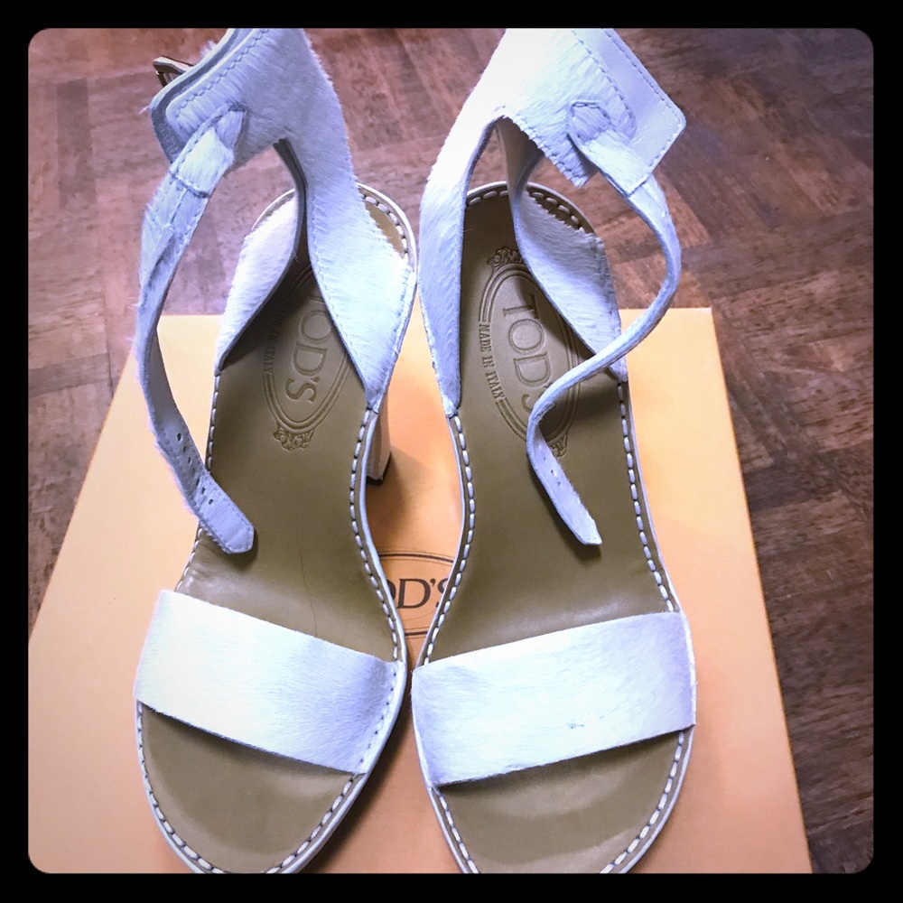 Tod Horse Leather Sandel. Fashion, elegant and noble.